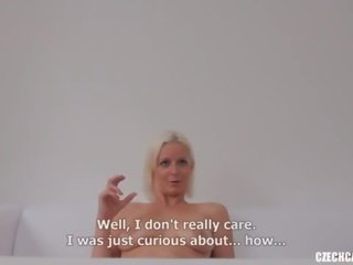 Блондинки млад жена получава прецака на бял диван